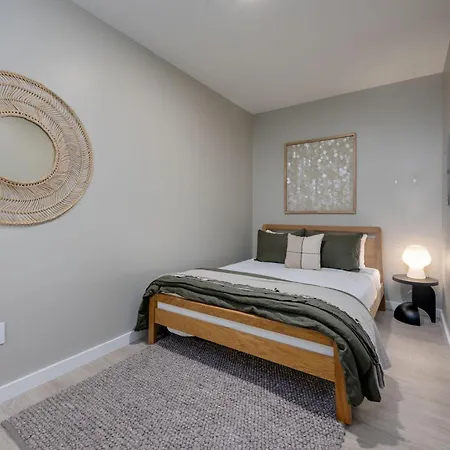 Hyve - Timber Blanc - Walk To Broadway Holiday home