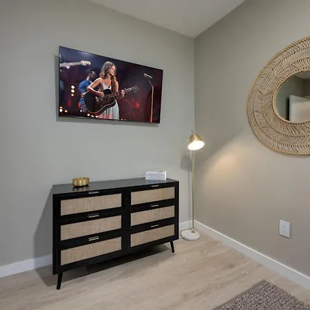 Hyve - Timber Blanc - Walk To Broadway Holiday home *