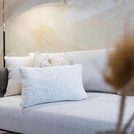 Hyve - Timber Blanc - Walk To Broadway Holiday home *
