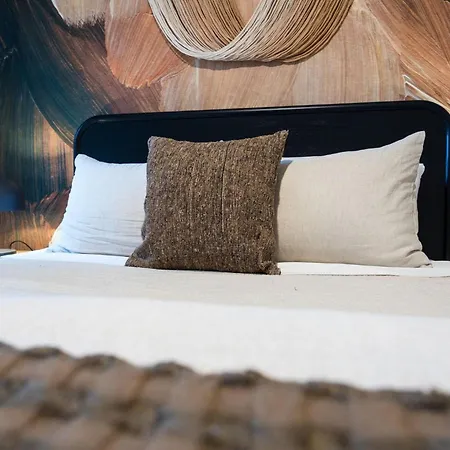 Hyve - Timber Blanc - Walk To Broadway Holiday home *
