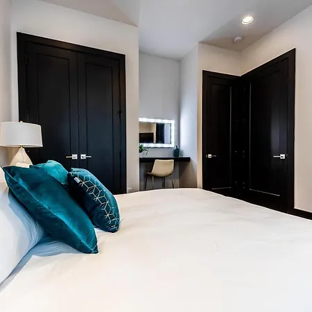 3 Designer Gulch Homes - Rooftop Hot Tub - Sleeps 36 Holiday home Nashville
