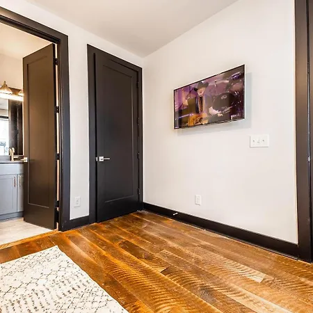 3 Designer Gulch Homes - Rooftop Hot Tub - Sleeps 36 Holiday home Nashville