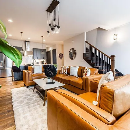 3 Designer Gulch Homes - Rooftop Hot Tub - Sleeps 36 Holiday home
