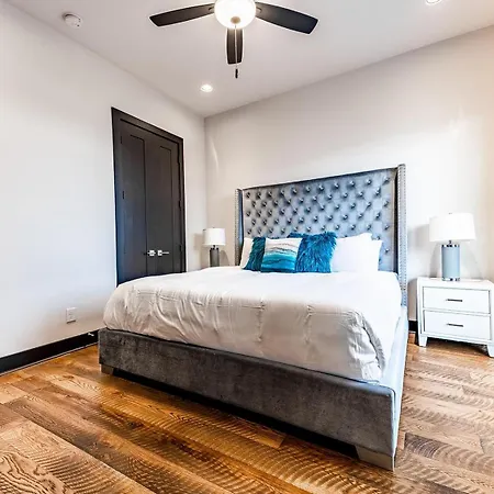 3 Designer Gulch Homes - Rooftop Hot Tub - Sleeps 36 Holiday home Nashville