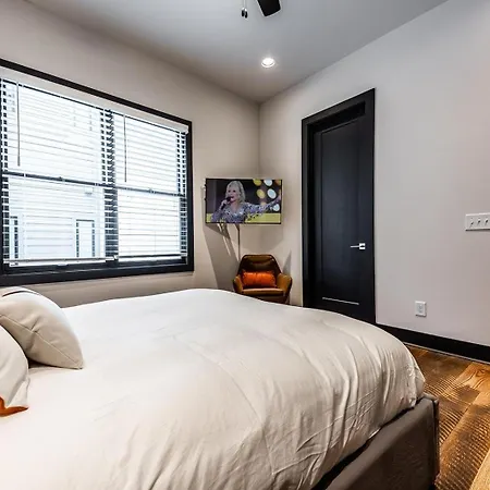 2 Stylish Gulch Town Homes - Rooftop Hot Tub - Sleeps 24 Holiday home *