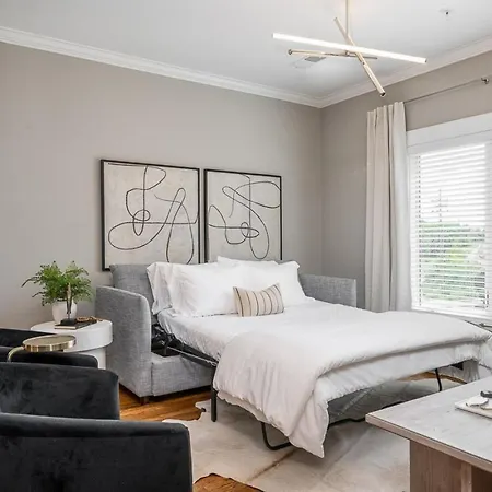 2-bedroom Penthouse With Rooftop & Free Parking Holiday home *