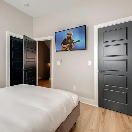 Triple Fret - 3 Townhomes - Rooftop Hot Tub Holiday home *