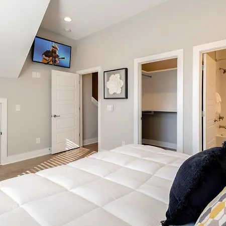 Holiday home Triple Fret - 3 Townhomes - Rooftop Hot Tub *