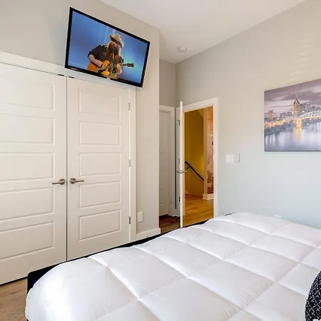 Triple Fret - 3 Townhomes - Rooftop Hot Tub Holiday home *