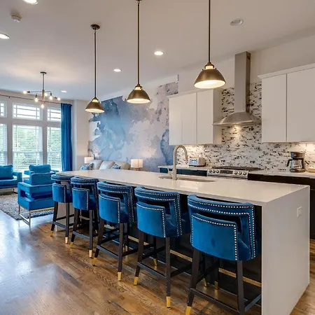 Fire & Ice - Two Midtown Homes - Rooftop Hot Tubs Holiday home *