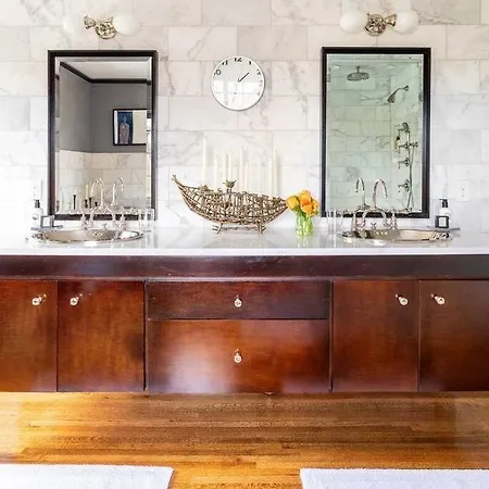 Luxe Comfort In An Artistic & Historic Holiday home *