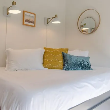 Holiday home Charming East Duplex For 20 *