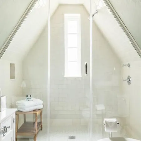 Luxe Comfort In An Artistic & Historic Holiday home