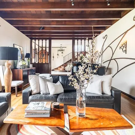 Luxe Comfort In An Artistic & Historic Holiday home