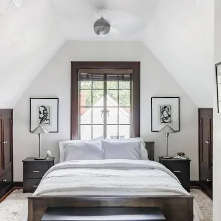 Luxe Comfort In An Artistic & Historic Holiday home *