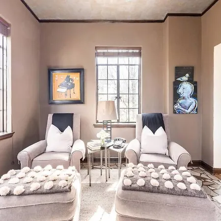 Luxe Comfort In An Artistic & Historic Holiday home Nashville