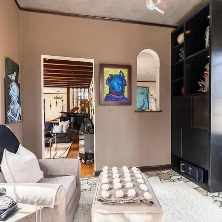Luxe Comfort In An Artistic & Historic Holiday home