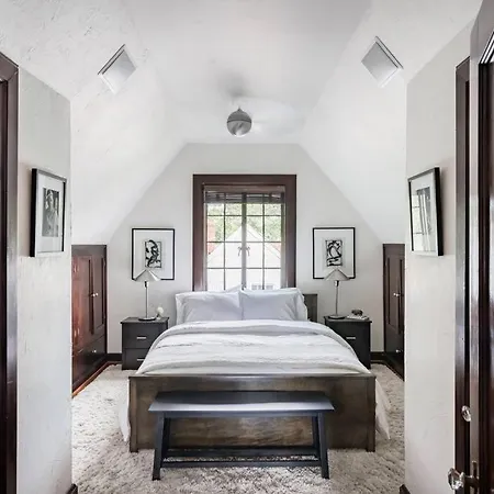 Luxe Comfort In An Artistic & Historic Holiday home *
