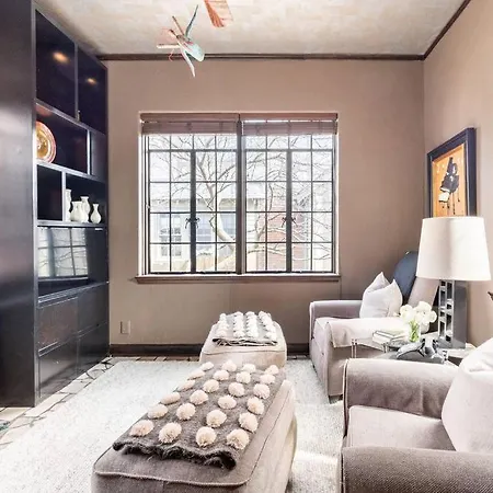Luxe Comfort In An Artistic & Historic Holiday home