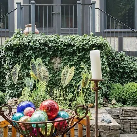 Luxe Comfort In An Artistic & Historic Holiday home