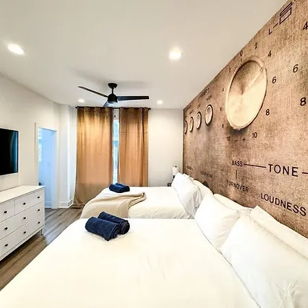 Holiday home 4br 4ba Gem Rooftop Sleeps 12 *