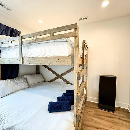4br 4ba Gem Rooftop Sleeps 12 *