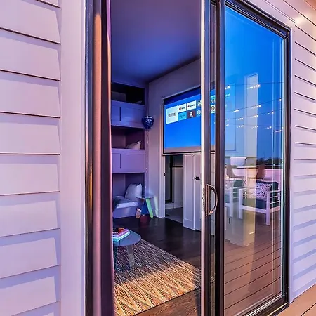 New Nash Eras - Rooftop Decks With Hot Tub - 15 Beds Holiday home
