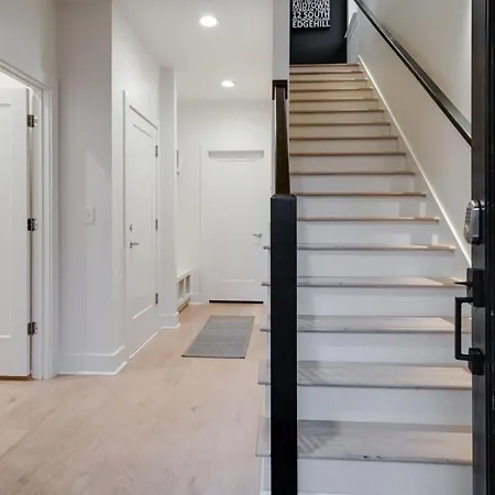 Luxury Townhouse With Rooftop Deck Less Than 10 Mins To Downtown Nashville