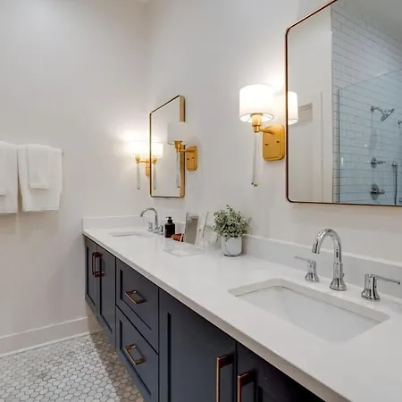 Luxury Townhouse With Rooftop Deck Less Than 10 Mins To Downtown