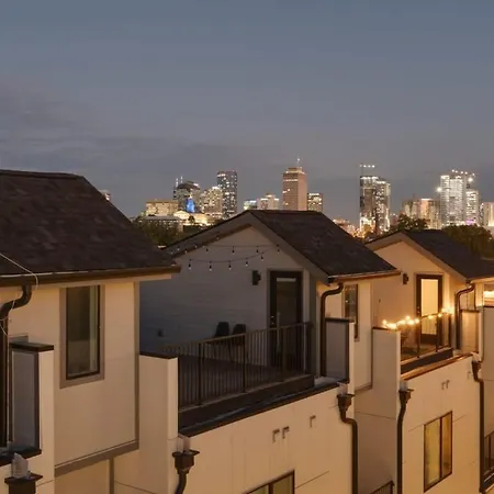 Luxury Townhouse With Rooftop Deck Less Than 10 Mins To Downtown Holiday home