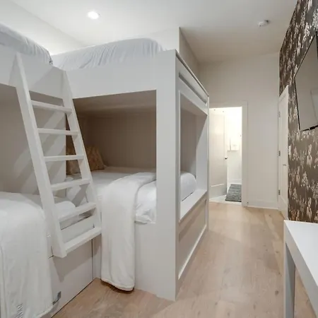 Luxury Townhouse With Rooftop Deck Less Than 10 Mins To Downtown Holiday home *