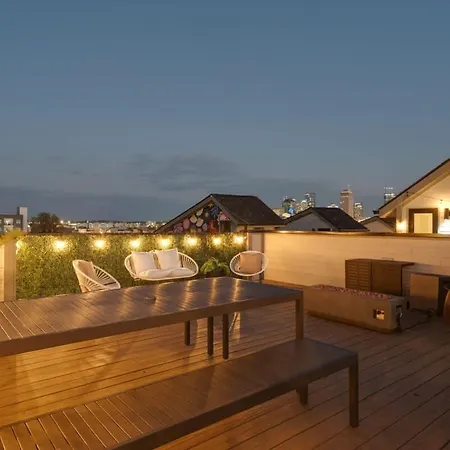 Luxury Townhouse With Rooftop Deck Less Than 10 Mins To Downtown Holiday home *