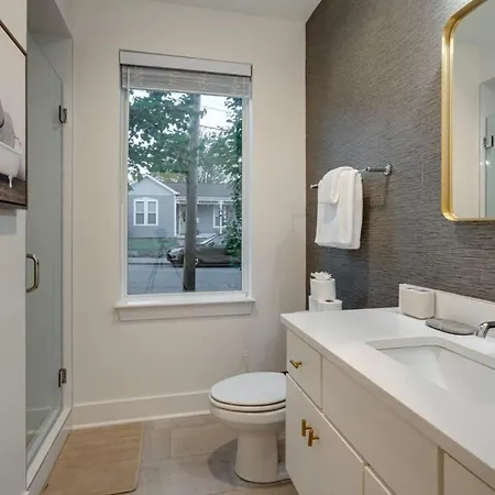 Holiday home Luxury Townhouse With Rooftop Deck Less Than 10 Mins To Downtown