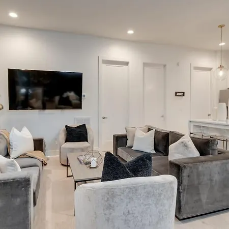 Luxury Townhouse With Rooftop Deck Less Than 10 Mins To Downtown Holiday home Nashville