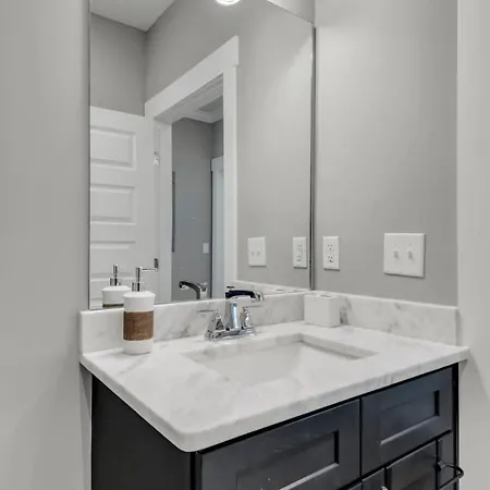 Modern Nations - Walkable - 5 Mi Downtown *