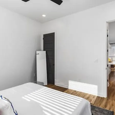 Holiday home Rooftop Deck Patio And Garage Walk To Restaurants Coffee Brewery