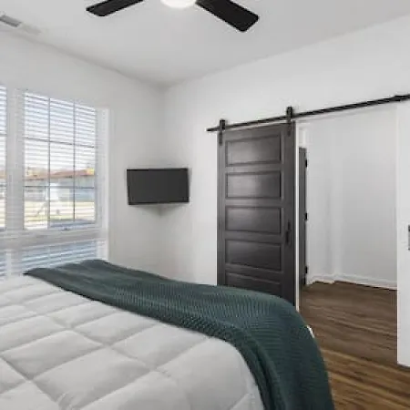 Holiday home Rooftop Deck Patio And Garage Walk To Restaurants Coffee Brewery *