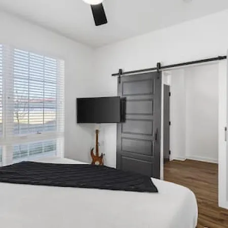Holiday home Modern With Large Patio Rooftop Deck And Garage
