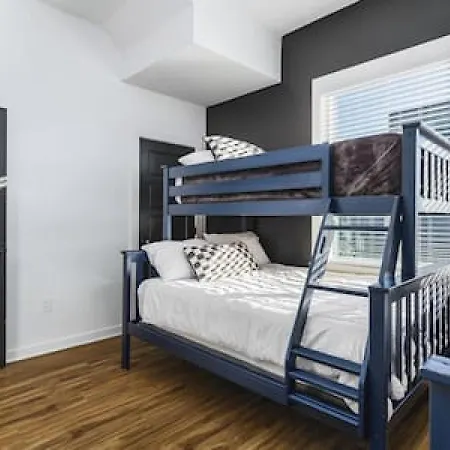 Modern With Large Patio Rooftop Deck And Garage Holiday home *