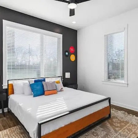 Modern With Large Patio Rooftop Deck And Garage Holiday home *