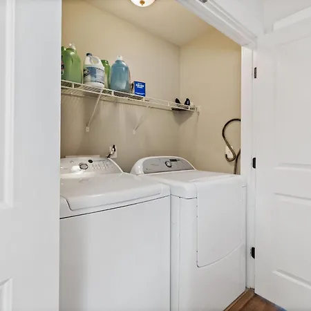 Convienent Craftsman Holiday home *
