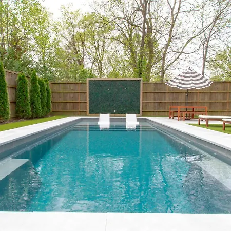 East Retreat— Large Pool — Outdoor Oasis Holiday home *