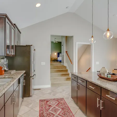 East Retreat— Large Pool — Outdoor Oasis *