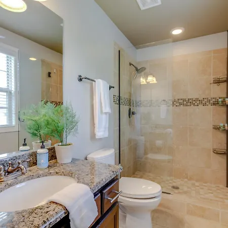 East Retreat— Large Pool — Outdoor Oasis Nashville