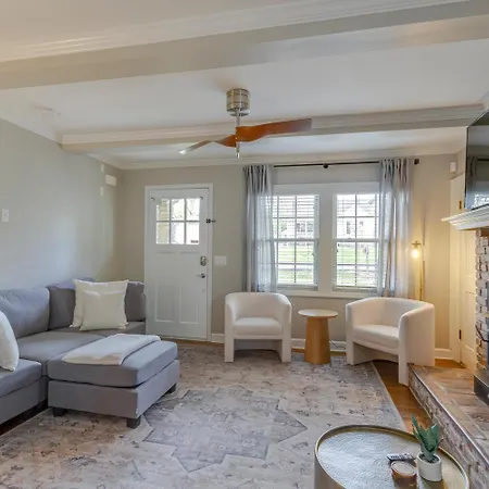 East Retreat— Large Pool — Outdoor Oasis Holiday home *