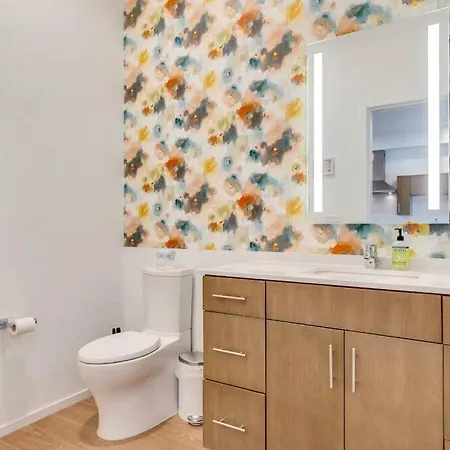 Stylish Downtown W/ Pool & Parking