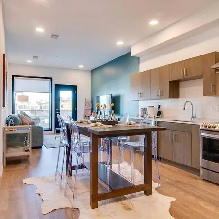 Stylish Downtown W/ Pool & Parking *