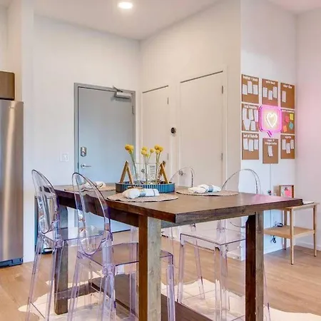 Apartment Stylish Downtown W/ Pool & Parking *