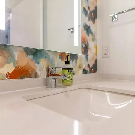 Stylish Downtown W/ Pool & Parking Apartment