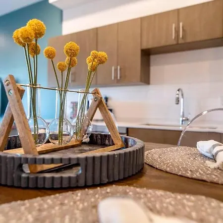 Stylish Downtown W/ Pool & Parking